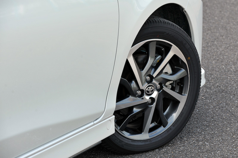 ヴィッツ GR SPORT（型式指定）は、ガソリン仕様の5速MT車/CVT車（ともに208万7640円）、ハイブリッド仕様（232万9560円）をラインアップ。専用チューニングサスペンションの装着に加え、スポット打点追加も行なわれる