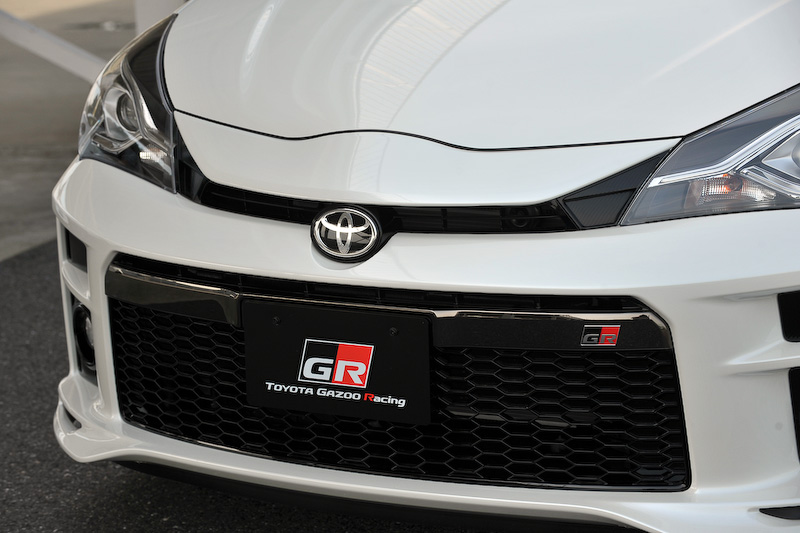 ヴィッツ GR SPORTをベースモデルとする「ヴィッツ GR SPORT“GR”」（持ち込み登録）は、5速MT仕様、CVT仕様ともに230万3640円。ヴィッツ GR SPORTの改良点に加えてブレースの追加などが行なわれ、CVT車は10速スポーツシーケンシャルシフトマチック仕様になる