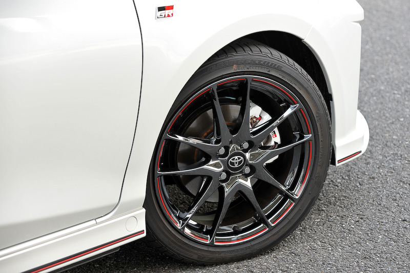 ヴィッツ GR SPORTをベースモデルとする「ヴィッツ GR SPORT“GR”」（持ち込み登録）は、5速MT仕様、CVT仕様ともに230万3640円。ヴィッツ GR SPORTの改良点に加えてブレースの追加などが行なわれ、CVT車は10速スポーツシーケンシャルシフトマチック仕様になる