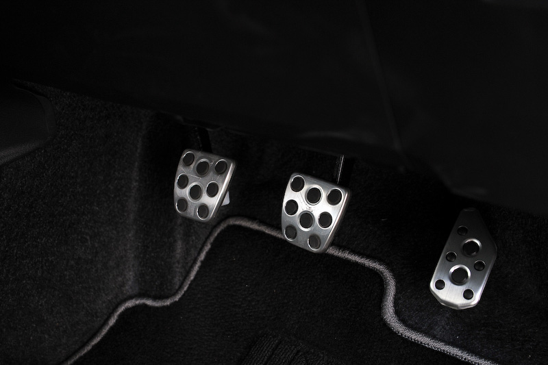 ヴィッツ GR SPORT“GR”のインテリア。GRはアルミペダルや小径ステアリングホイールなどが与えられる