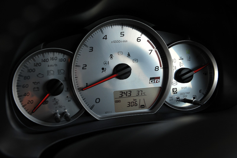 ヴィッツ GR SPORT“GR”のインテリア。GRはアルミペダルや小径ステアリングホイールなどが与えられる