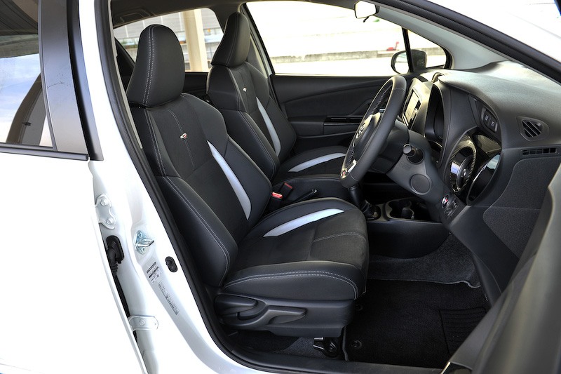 ヴィッツ GR SPORT“GR”のインテリア。GRはアルミペダルや小径ステアリングホイールなどが与えられる