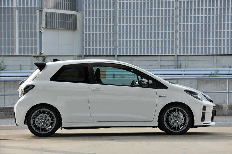 ヴィッツ GRMN（プロトタイプ）は各種専用エアロに加え、BBS製軽量鍛造アルミホイール、トルセンLSD、ザックス製ショックアブソーバーなどを装備。ブレースで剛性アップも行なわれている