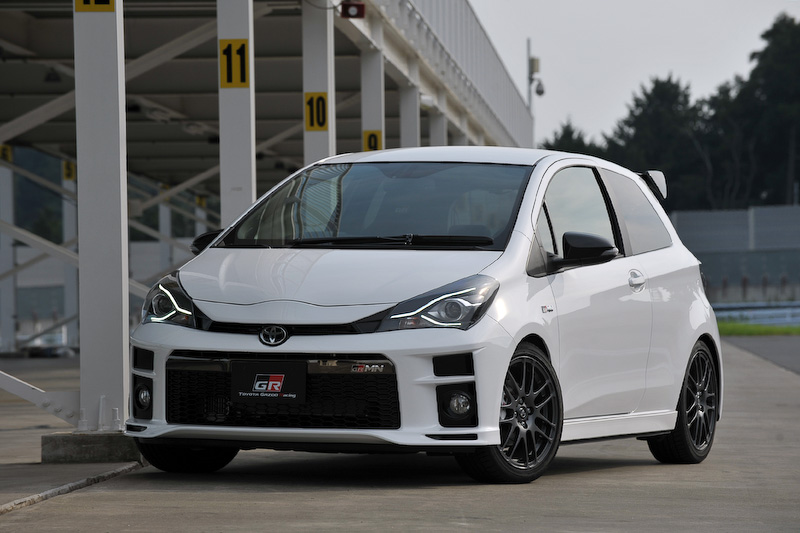 ヴィッツ GRMN（プロトタイプ）は各種専用エアロに加え、BBS製軽量鍛造アルミホイール、トルセンLSD、ザックス製ショックアブソーバーなどを装備。ブレースで剛性アップも行なわれている