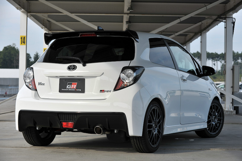 ヴィッツ GRMN（プロトタイプ）は各種専用エアロに加え、BBS製軽量鍛造アルミホイール、トルセンLSD、ザックス製ショックアブソーバーなどを装備。ブレースで剛性アップも行なわれている