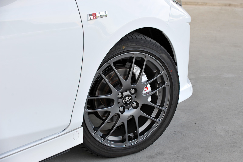ヴィッツ GRMN（プロトタイプ）は各種専用エアロに加え、BBS製軽量鍛造アルミホイール、トルセンLSD、ザックス製ショックアブソーバーなどを装備。ブレースで剛性アップも行なわれている