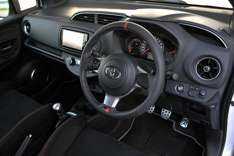 ヴィッツ GRMN（プロトタイプ）のインテリア。専用メーター（GRロゴ付）や小径ステアリングホイールなどを装備