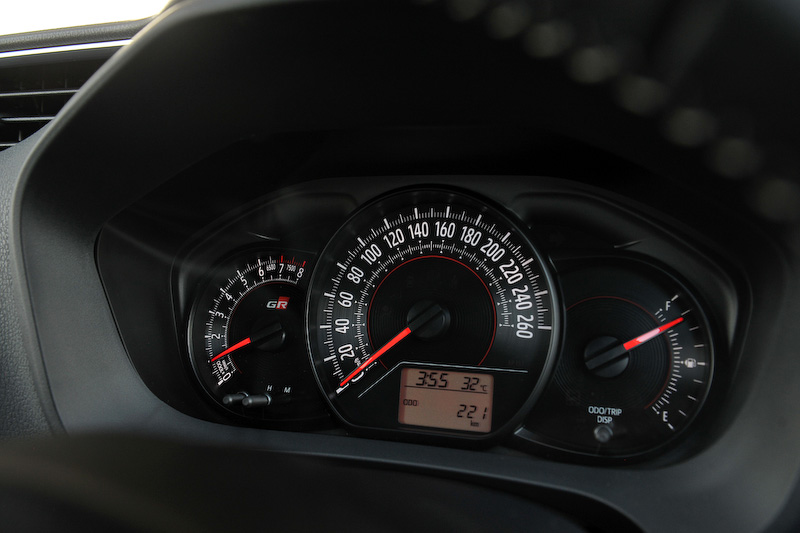 ヴィッツ GRMN（プロトタイプ）のインテリア。専用メーター（GRロゴ付）や小径ステアリングホイールなどを装備