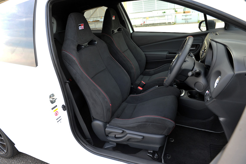 ヴィッツ GRMN（プロトタイプ）のインテリア。専用メーター（GRロゴ付）や小径ステアリングホイールなどを装備