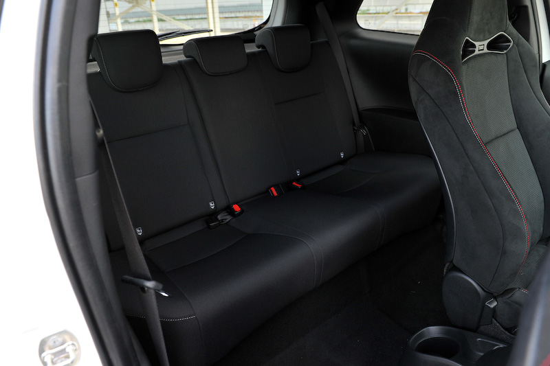 ヴィッツ GRMN（プロトタイプ）のインテリア。専用メーター（GRロゴ付）や小径ステアリングホイールなどを装備