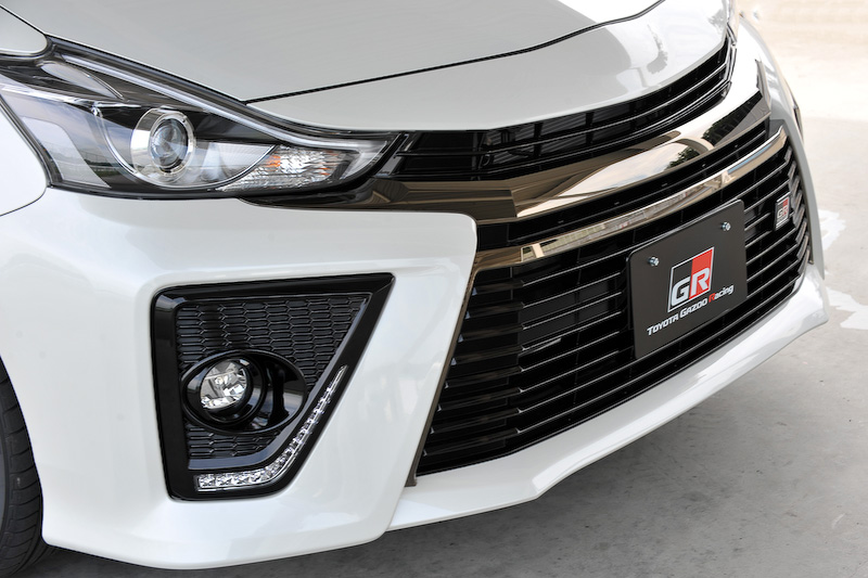 専用エアロや専用チューニングサスペンション、ブレースが奢られる。ボディサイズは4665×1775×1560mm（全長×全幅×全高）