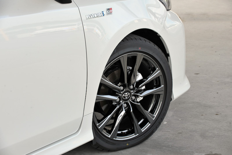 専用エアロや専用チューニングサスペンション、ブレースが奢られる。ボディサイズは4665×1775×1560mm（全長×全幅×全高）