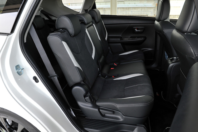 インテリアでは専用のスポーティシート（GRロゴ入り）に加え、専用タコメーター（GRロゴ付）、アルミペダル、小径ステアリングホイールなどを標準装備