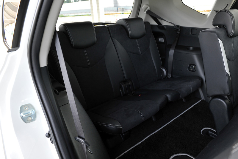 インテリアでは専用のスポーティシート（GRロゴ入り）に加え、専用タコメーター（GRロゴ付）、アルミペダル、小径ステアリングホイールなどを標準装備