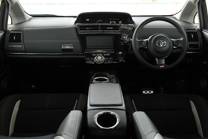 インテリアでは専用のスポーティシート（GRロゴ入り）に加え、専用タコメーター（GRロゴ付）、アルミペダル、小径ステアリングホイールなどを標準装備