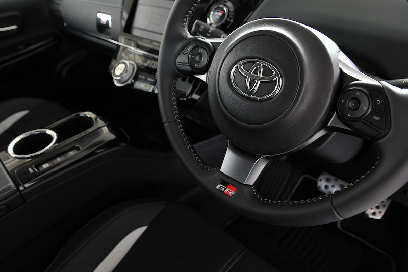 インテリアでは専用のスポーティシート（GRロゴ入り）に加え、専用タコメーター（GRロゴ付）、アルミペダル、小径ステアリングホイールなどを標準装備