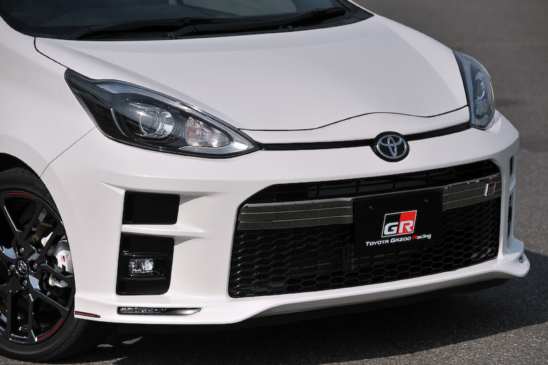 アクア GR SPORT（プロトタイプ）は、専用の外装やチューニングサスペンションを装着し、ボディサイズは4070×1695×1455mm（全長×全幅×全高。17インチタイヤ装着車の全高は1440mm）となる。17インチ装着車のインテリアでは、タコメーターやアルミペダルなどが追加される