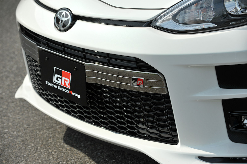 アクア GR SPORT（プロトタイプ）は、専用の外装やチューニングサスペンションを装着し、ボディサイズは4070×1695×1455mm（全長×全幅×全高。17インチタイヤ装着車の全高は1440mm）となる。17インチ装着車のインテリアでは、タコメーターやアルミペダルなどが追加される