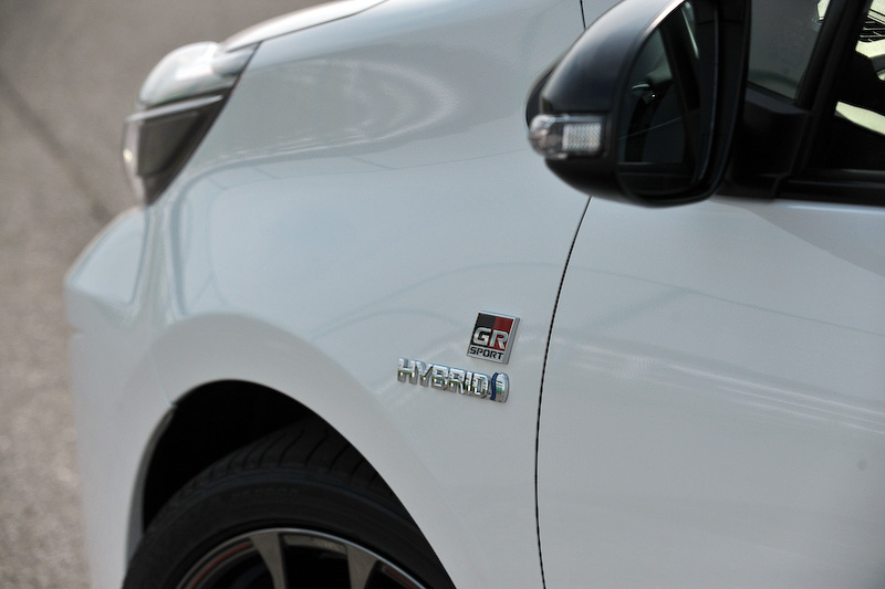 アクア GR SPORT（プロトタイプ）は、専用の外装やチューニングサスペンションを装着し、ボディサイズは4070×1695×1455mm（全長×全幅×全高。17インチタイヤ装着車の全高は1440mm）となる。17インチ装着車のインテリアでは、タコメーターやアルミペダルなどが追加される