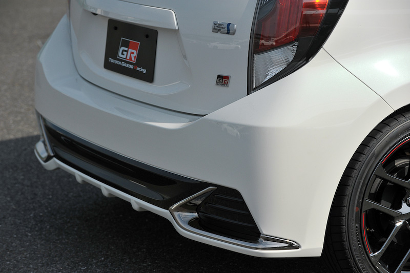 アクア GR SPORT（プロトタイプ）は、専用の外装やチューニングサスペンションを装着し、ボディサイズは4070×1695×1455mm（全長×全幅×全高。17インチタイヤ装着車の全高は1440mm）となる。17インチ装着車のインテリアでは、タコメーターやアルミペダルなどが追加される