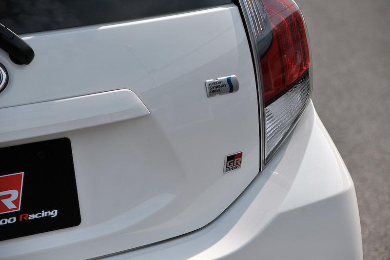 アクア GR SPORT（プロトタイプ）は、専用の外装やチューニングサスペンションを装着し、ボディサイズは4070×1695×1455mm（全長×全幅×全高。17インチタイヤ装着車の全高は1440mm）となる。17インチ装着車のインテリアでは、タコメーターやアルミペダルなどが追加される