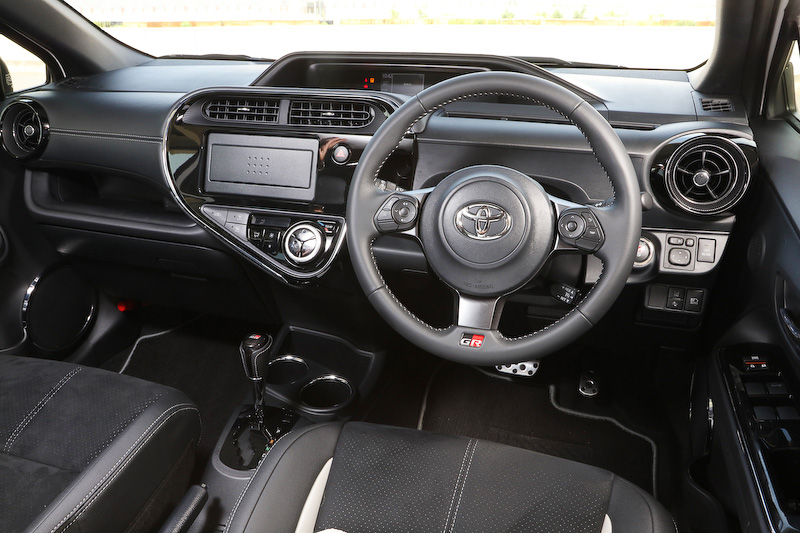 アクア GR SPORT（プロトタイプ）は、専用の外装やチューニングサスペンションを装着し、ボディサイズは4070×1695×1455mm（全長×全幅×全高。17インチタイヤ装着車の全高は1440mm）となる。17インチ装着車のインテリアでは、タコメーターやアルミペダルなどが追加される