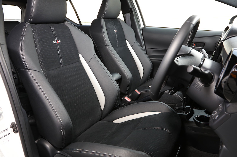 アクア GR SPORT（プロトタイプ）は、専用の外装やチューニングサスペンションを装着し、ボディサイズは4070×1695×1455mm（全長×全幅×全高。17インチタイヤ装着車の全高は1440mm）となる。17インチ装着車のインテリアでは、タコメーターやアルミペダルなどが追加される