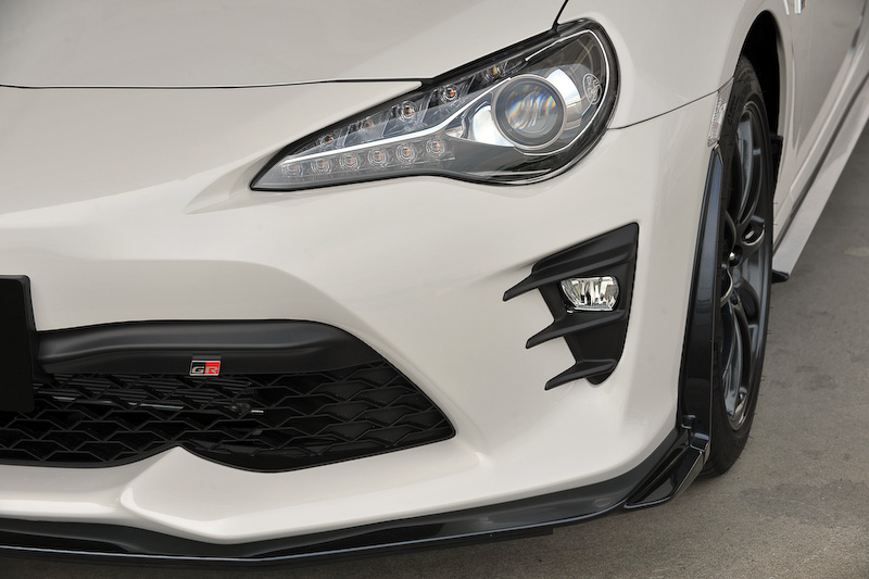 エクステリアでは専用フルエアロパーツやレイズ製アルミ鍛造17インチホイール（タイヤはミシュラン「パイロットスポーツ4」）をはじめ、専用チューニングサスペンションやフロント6ピストン、リア4ピストンキャリパー、専用のトルセンLSD、センター出しのエキゾーストテールパイプなどを装着