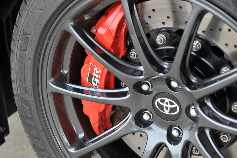 エクステリアでは専用フルエアロパーツやレイズ製アルミ鍛造17インチホイール（タイヤはミシュラン「パイロットスポーツ4」）をはじめ、専用チューニングサスペンションやフロント6ピストン、リア4ピストンキャリパー、専用のトルセンLSD、センター出しのエキゾーストテールパイプなどを装着