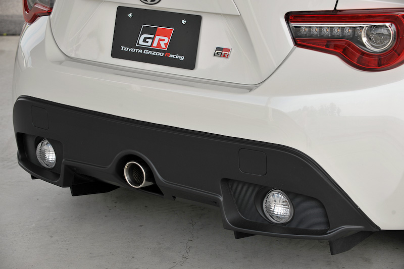 エクステリアでは専用フルエアロパーツやレイズ製アルミ鍛造17インチホイール（タイヤはミシュラン「パイロットスポーツ4」）をはじめ、専用チューニングサスペンションやフロント6ピストン、リア4ピストンキャリパー、専用のトルセンLSD、センター出しのエキゾーストテールパイプなどを装着