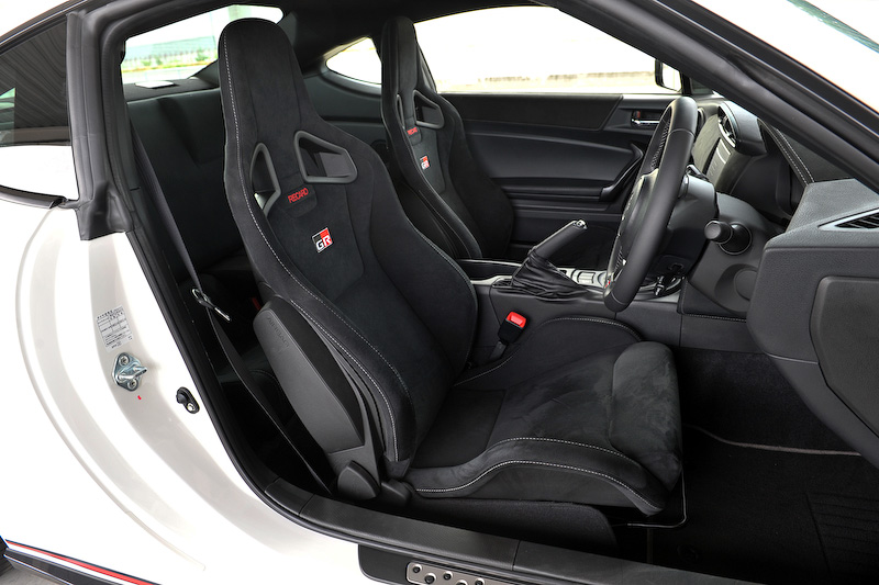 インテリアではレカロ製フロントシート（サイドエアバッグ付）などが装着される
