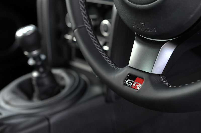 インテリアではレカロ製フロントシート（サイドエアバッグ付）などが装着される