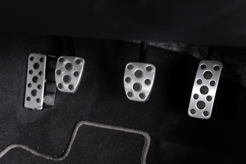 インテリアではレカロ製フロントシート（サイドエアバッグ付）などが装着される