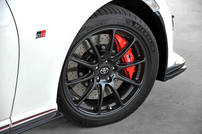 エクステリアでは専用フルエアロパーツやレイズ製アルミ鍛造17インチホイール（タイヤはミシュラン「パイロットスポーツ4」）をはじめ、専用チューニングサスペンションやフロント6ピストン、リア4ピストンキャリパー、専用のトルセンLSD、センター出しのエキゾーストテールパイプなどを装着