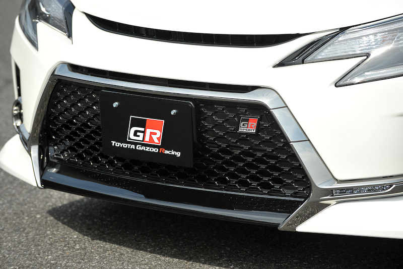 専用エクステリアを採用するとともに、スポット打点追加、ブレース追加といった補強が行なわれる