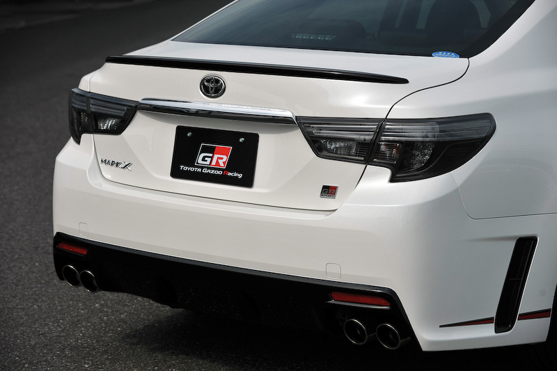 専用エクステリアを採用するとともに、スポット打点追加、ブレース追加といった補強が行なわれる