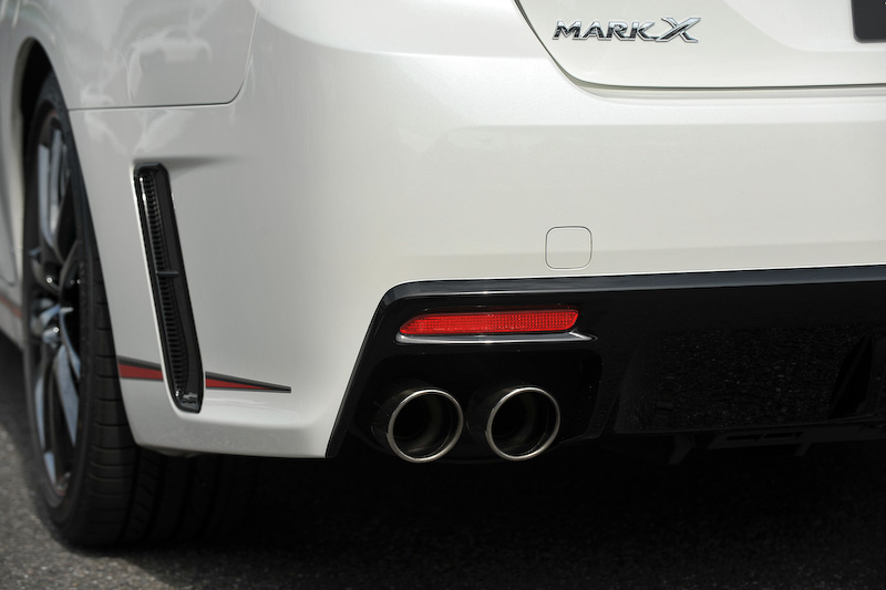 専用エクステリアを採用するとともに、スポット打点追加、ブレース追加といった補強が行なわれる