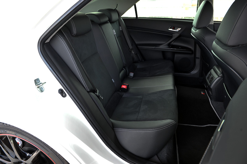 ブラックを基調とするインテリアでは、ドアスイッチベースなどにカーボン調加飾が与えられるとともに、専用メーター（GRロゴ付）、小径ステアリングホイールなどを装着