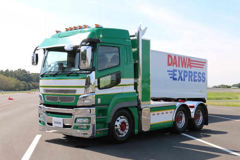 会場に並べられた、ミシュランのトラック・バス用ワイドシングルタイヤ「X One」装着車両