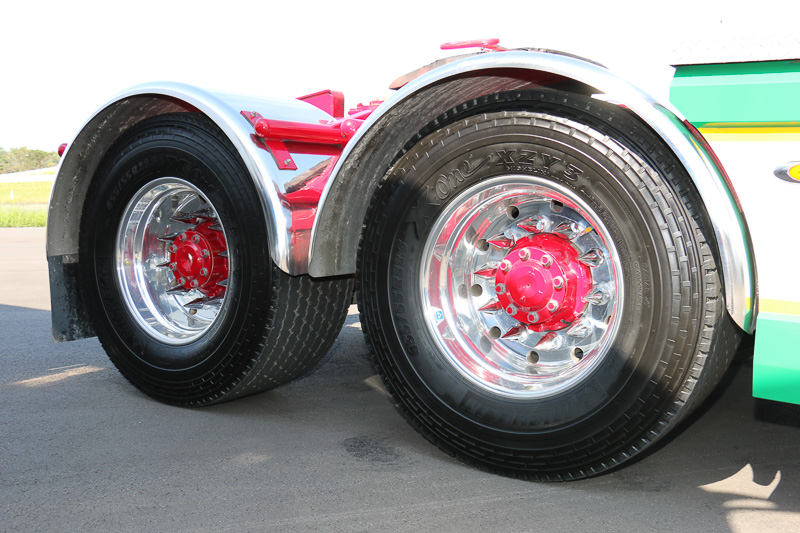 会場に並べられた、ミシュランのトラック・バス用ワイドシングルタイヤ「X One」装着車両