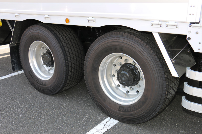 5月に発表された三菱ふそうトラック・バスの新型「スーパーグレート」から、X Oneがメーカーオプション装着タイヤとして選べるようになっている