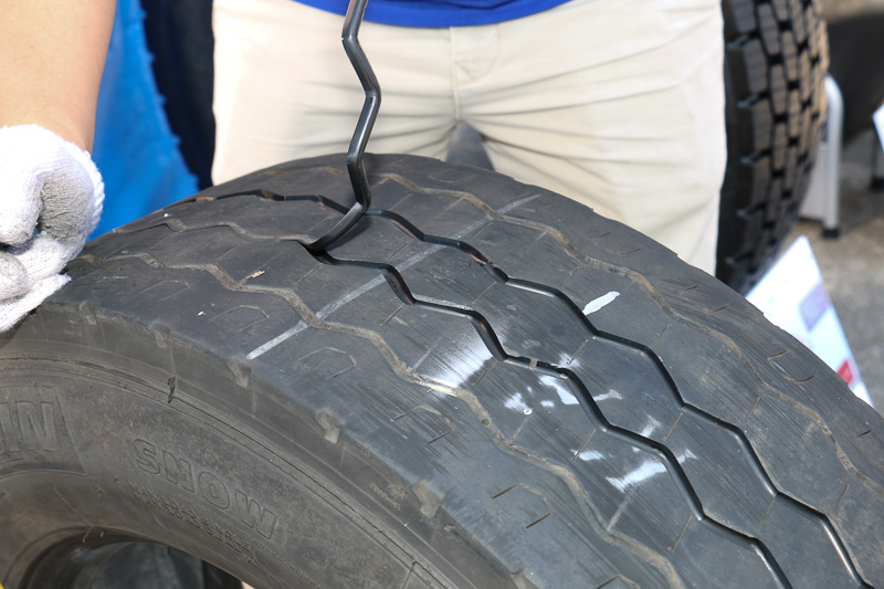 慣れた手つきでスルスルと機材を押し進めていくと、エッジが効いた溝が再生