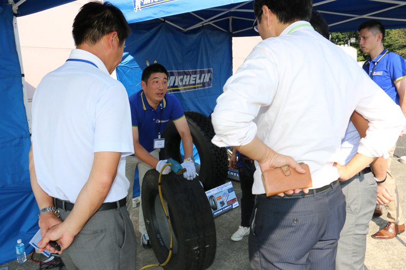 参加者も担当者からの解説を聞いたあと、リグルーブを体験。最初は機材を進める速度が遅く、ゴムが熱くなりすぎて煙が出るシーンもあったが、すぐにスムーズに溝を作れるようになっていた