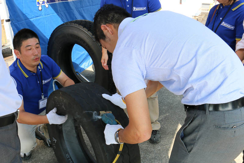 参加者も担当者からの解説を聞いたあと、リグルーブを体験。最初は機材を進める速度が遅く、ゴムが熱くなりすぎて煙が出るシーンもあったが、すぐにスムーズに溝を作れるようになっていた