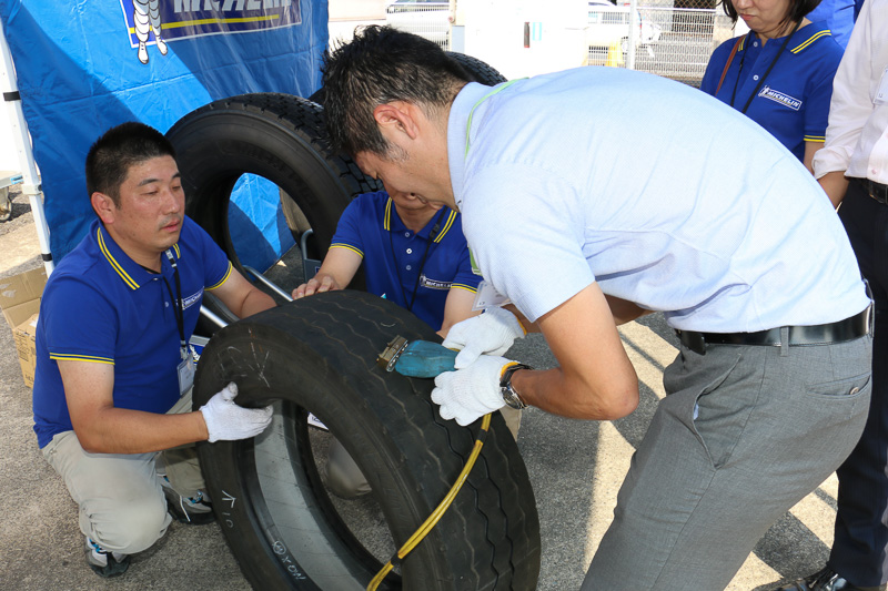 参加者も担当者からの解説を聞いたあと、リグルーブを体験。最初は機材を進める速度が遅く、ゴムが熱くなりすぎて煙が出るシーンもあったが、すぐにスムーズに溝を作れるようになっていた