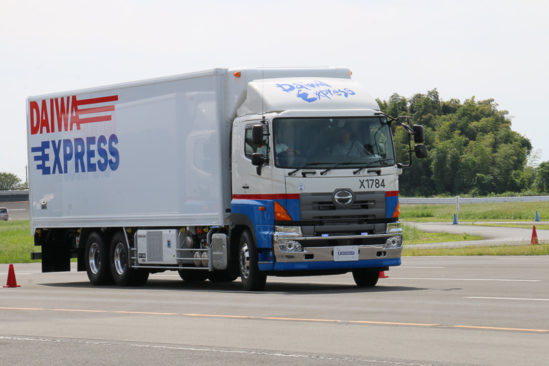 高速周回路では最高80km/hほどで走り、レーンチェンジなどを体感できた