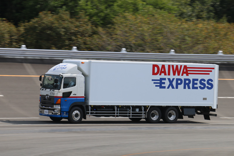 高速周回路では最高80km/hほどで走り、レーンチェンジなどを体感できた