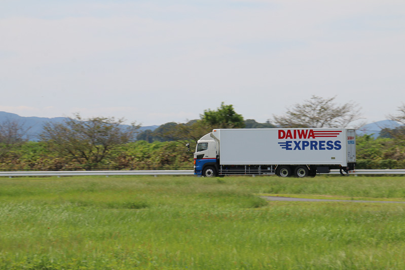 高速周回路では最高80km/hほどで走り、レーンチェンジなどを体感できた