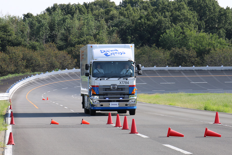 高速周回路では最高80km/hほどで走り、レーンチェンジなどを体感できた
