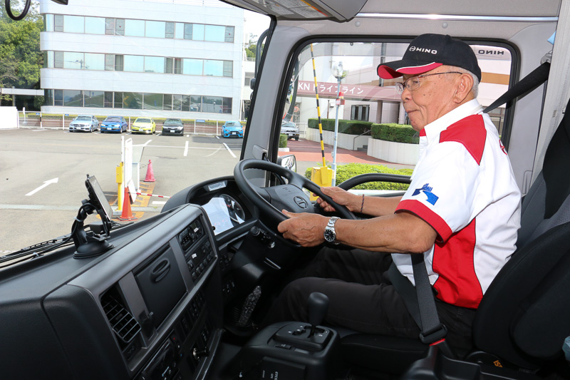 菅原氏は「いつも乗ってるレース用とは、シートとかサスペンションとかいろいろ違うからちょっと分かりにくいんだけど」と語りつつ、X Oneが一般的なダブルタイヤと比べてレーンチェンジなどのシーンでしっかりと手応えのあるタイヤだと解説してくれた